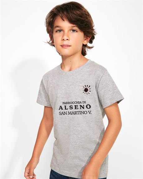 Bambino che indossa una t-shirt grigia con una scritta Parrocchia di Alseno San Martino V.